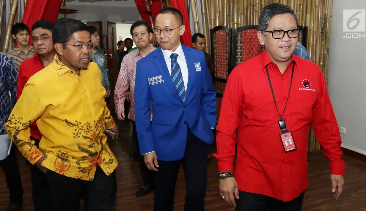 Sekjen PDIP Hasto Kristiyanto (kanan), Demisioner Sekjen Golkar Idrus Marham (kiri), Sekjen PAN Eddy Suparno (tengah) saat menggelar pertemuan dengan utusan PM Jepang Shinzo Abe di Kantor DPP PDIP, Jakarta, Kamis (18/1). (Liputan6.com/Angga Yuniar)