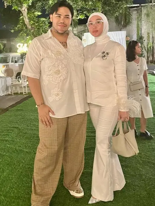 Ivan juga mempersembahkan gaun cantik khusus untuk sang pemilik  hajat di hari bahagianya. [Instagram/shellasaukiaofficial]