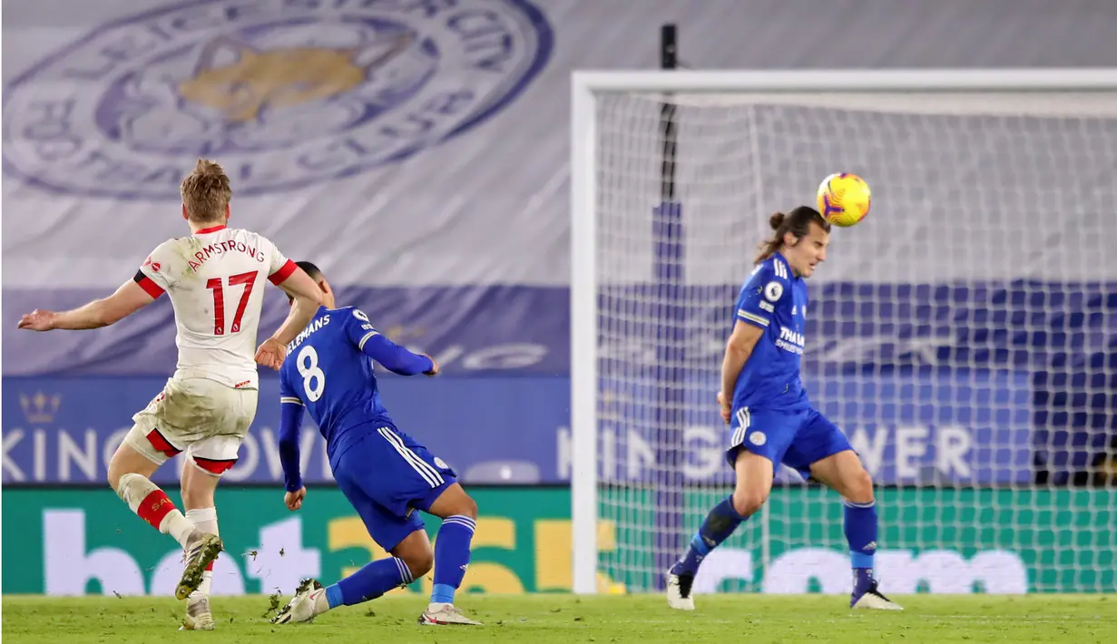 Gelandang Southampton, Stuart Armstrong (kiri) melepaskan tendangan ke gawang Leicester City dalam laga lanjutan Liga Inggris 2020/21 pekan ke-18 di King Power Stadium, Sabtu (16/1/2021). Southampton kalah 0-2 dari Leicester City. (AFP/Alex Pantling/Pool)