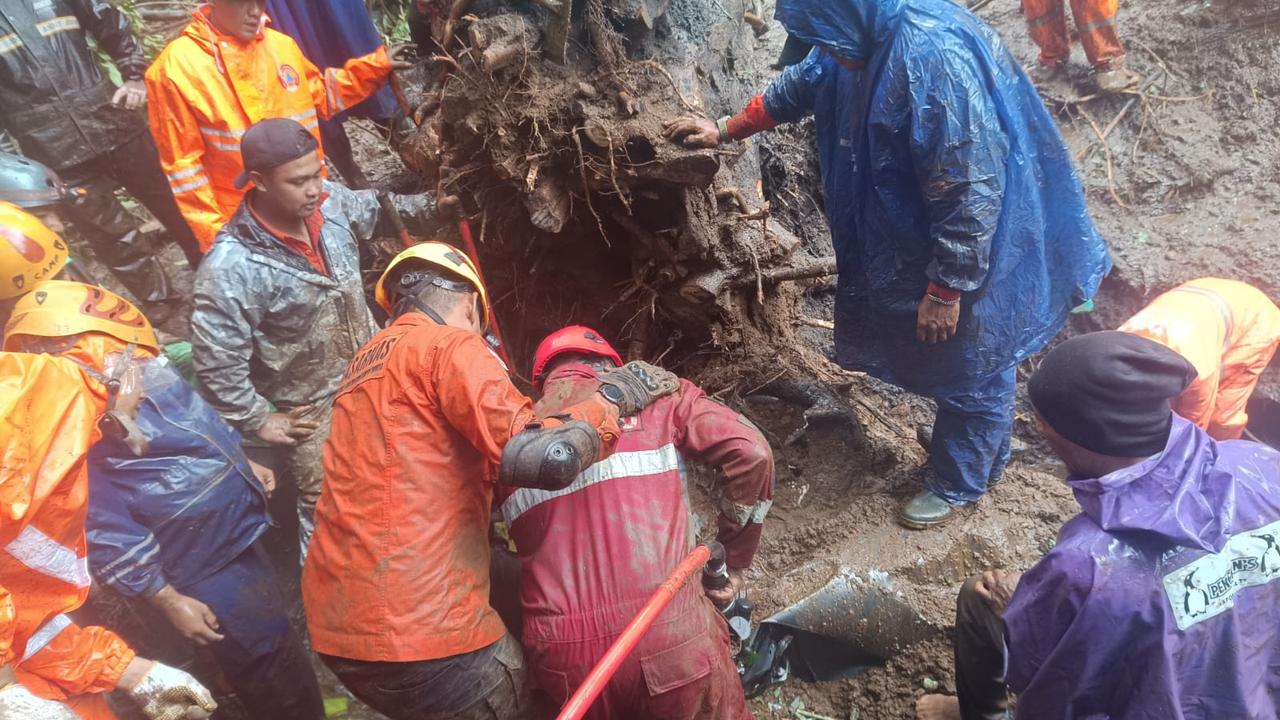 Tim SAR gabungan mengevakuasi korban longsor dari dalam mobil pikap. (Foto: Liputan6.com/Dian Kurniawan)