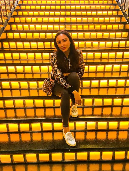 Dalam berpenampilan, Tata banyak menampilkan kenyamanan gaya dengan memadukan sepatu sneakers untuk dikenakan. (Sumber: Instagram/tatacahyani)