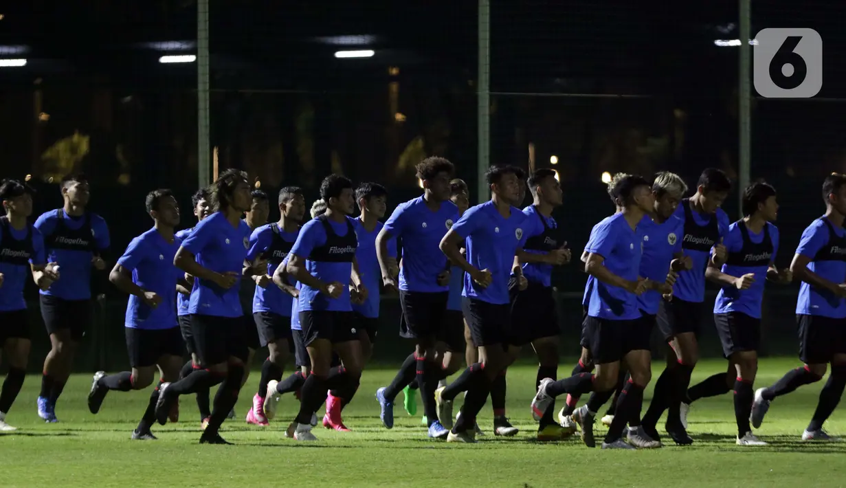 Pemain Timnas Indonesia U-22 saat melakukan pemanasan jelang latihan di Lapangan D, Kompleks Gelora Bung Karno, Senayan, Jakarta, Selasa (2/3/2021). Latihan ini persiapan untuk dua ajang uji coba melawan tim Liga 1 Indonesia dan SEA Games 2021 di Vietnam. (Liputan6.com/Helmi Fithriansyah)