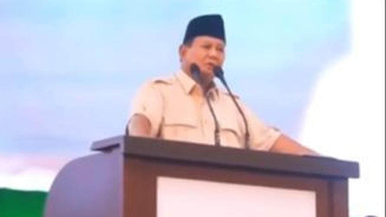 Prabowo kemudian berkelakar dan menyebut jika dia juga memiliki wajah ganteng seperti Mayor Teddy saat masih muda.