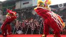 Pemain dari kelompok barongsai Naga Merah Putih Bogor melakukan latihan dengan Barongsai di kawasan Babakan Pasar, Kota Bogor, Jawa Barat, Rabu (11/1/2023). Latihan tersebut  untuk mempersiapkan penampilan menyambut Tahun Baru Imlek. (Liputan6.com/Herman Zakharia)