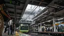 Melewati rute melingkar dengan waktu tempuh rata-rata 64 menit, Yamanote Line berhenti di 30 stasiun. Foto yang diambil pada tanggal 28 Juni 2024 ini menunjukkan orang-orang yang menunggu di peron saat kereta Yamanote Line memasuki stasiun Shibuya, salah satu dari 30 stasiun di sepanjang JR Yamanote Line di Tokyo.  (Richard A. Brooks/AFP)