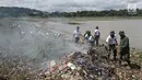 Personel TNI AL membakar sampah di sungai Citarum, Desa Warung Pulus, Bandung Barat, Jawa Barat, Minggu (17/12). Memperingati HUT TNI AL ke 72, melaksanakan operasi bakti TNI AL dengan menggelar acara "Bebersih Citarum". (Liputan6.com/Herman Zakharia)