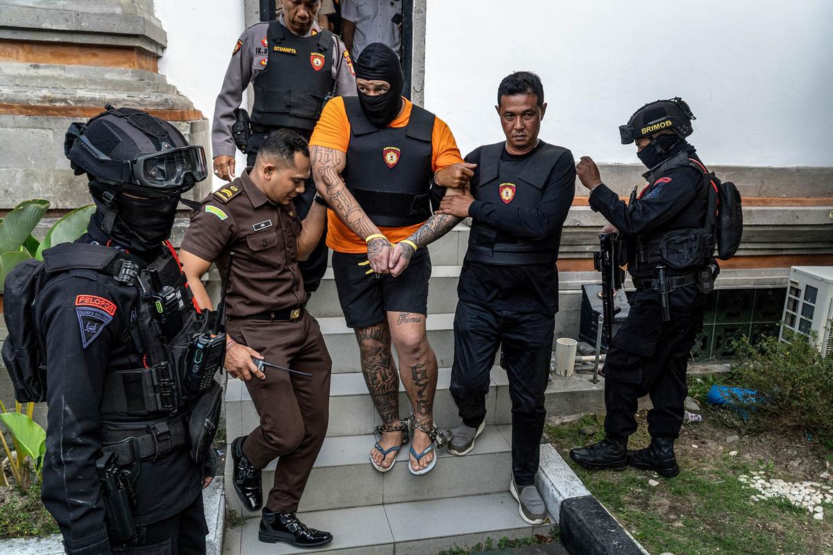 FOTO:  Momen Tiga WN Australia Digiring dengan Kaki Dirantai Saat Diserahkan ke Kejari Badung