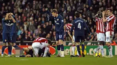 Aaron Ramsey mengalami kejadian buruk dalam karir sepakbolanya saat Arsenal melawan Stoke City pada tahun 2010 lalu. Tulang tibia dan fibula Ramsey patah ketika mendapat tekel dari Ryan Shawcross. (www.aleqt.com)