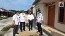 (ki-ka) Dirut PT Sarana Multigriya Finansial (Persero) Ananta Wiyogo, Direktur Utama Bank BTN Haru Koesmahargyo, Wakil Menkeu Suahasil Nazara dan Direktur PPDPP Kementerian PUPR Arief Sabaruddin saat kunjungan ke lokasi perumahan subsidi di Pekanbaru, Selasa (2/11/2021). (Liputan6.com/HO/BTN)