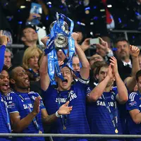 Para pemain Chelsea merayakan gelar juara Piala Liga Inggris di Stadion Stamford Bridge, Minggu (24/5/2015).