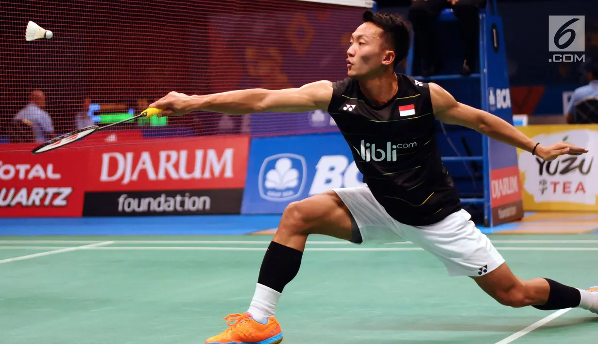 Pebulutangkis Indonesia, Ihsan Maulana Mustofa berusaha mengembalikan kok ke arah pemain Hongkong, Wei Nan di kualifikasi Indonesia Open 2017 di Jakarta Convention Centre, Senin (12/6). Ihsan kalah 21-15, 18-21. 13-21. (Liputan6.com/Helmi Fithriansyah)