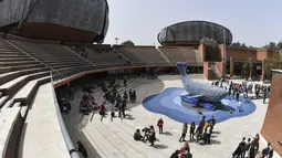 Suasana saat pengunjung melihat-lihat patung paus raksasa, Plasticus yang dipajang di depan Auditorium Parco della Musica, Roma, Italia, Senin (16/4). Berat Plasticus sesuai jumlah plastik yang masuk ke laut setiap detiknya. (Andreas SOLARO/AFP)
