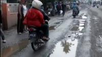 Unjuk rasa ratusan warga Surabaya menuntut perbaikan jalan yang rusak parah akibat banjir, hingga penerapan kantong plastik berbayar.