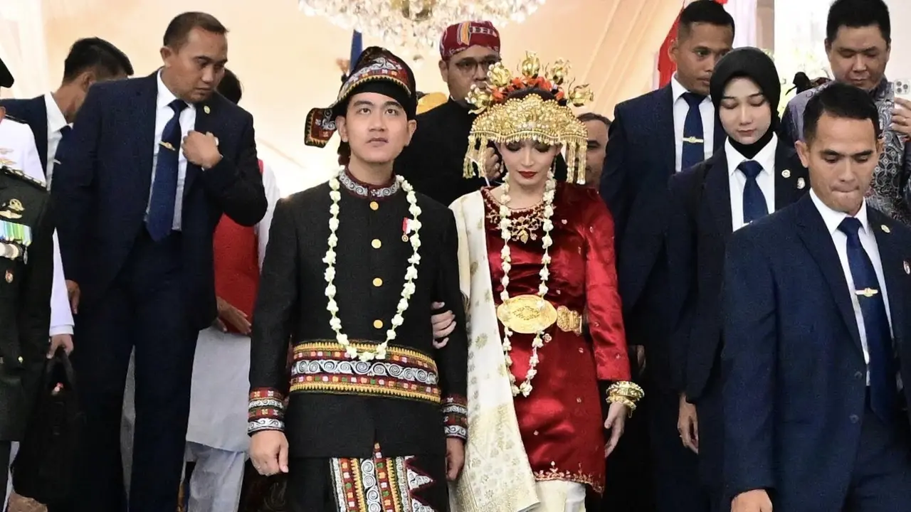 Wakil Presiden (Wapres) Gibran Rakabuming bersama istri, Selvi Gibran Rakabuming menghadiri Upacara Peringatan Hari Ulang Tahun (HUT) ke-80 Republik Indonesia di Halaman Istana Merdeka, Jakarta, Minggu (17/8/2025) (Biro Pers Sekretariar Wakil Presiden)
