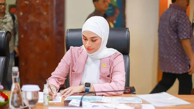 Potret gaya kerja Putri Zulhas (credit: instagram/putri_zulhas)