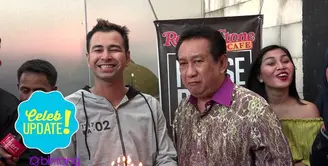 Raffi Ahmad dan Nagita Slavina merasa senang dengan kehadiran Anwar Fuady di hari ulang tahun mereka. Mereka pun berdoa dan meniup lilin bersama. 