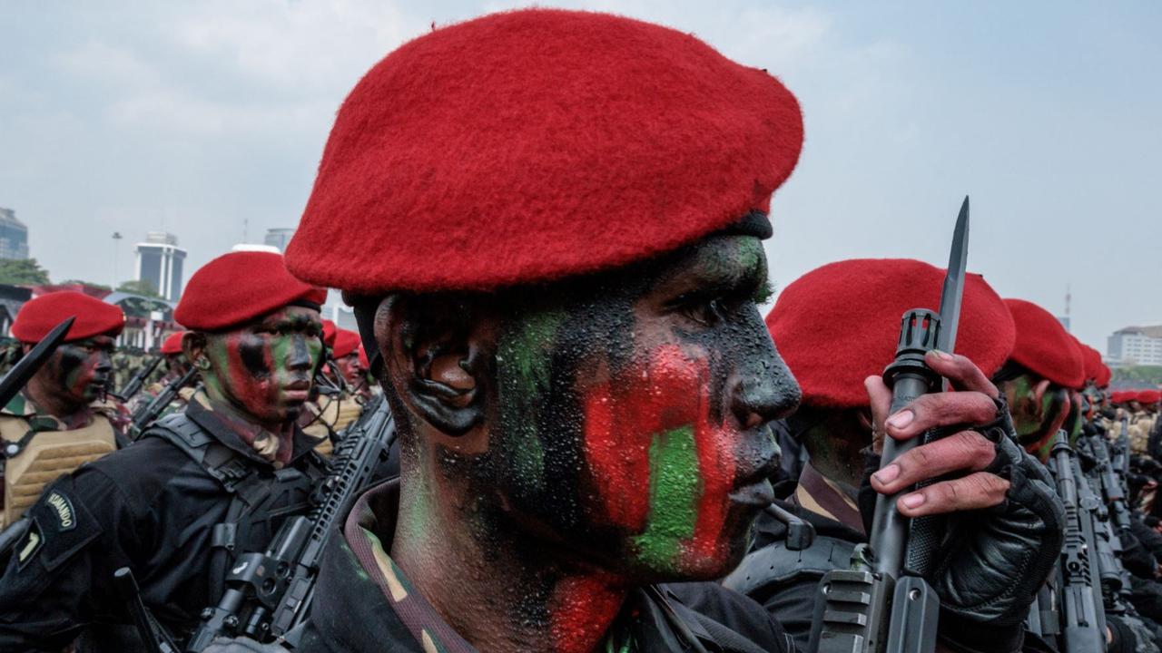 VIDEO: Tenangnya Ekspresi Prajurit Kopassus Turun dari Monas, Senyum Bangga dari Prabowo