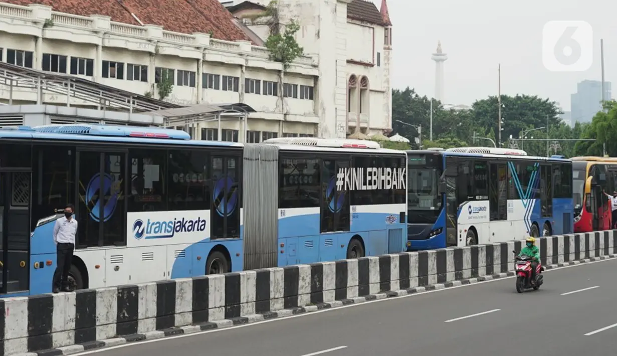 Bus Transjakarta antre saat melintasi Shelter Harmoni, Jakarta, Kamis (5/11/2020). PT Transportasi Jakarta (Transjakarta) menargetkan di tahun 2030 seluruh armada merupakan bus listrik. Diharapkan total bus listrik mencapai 12.120 unit diakhir tahun 2030. (Liputan6.com/Immanuel Antonius)