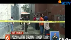 Di rumah Endang ditemukan bahan baku untuk membuat bom dan nitrogliserin hingga buku-buku mengenai jihad.