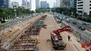 Tidak ada aktivitas terlihat pada pembangunan proyek pengerjaan MRT di Jalan Sudirman-Thamrin, Jakarta, Rabu (22/7/2015). Pembangunan proyek masih berhenti sementara hingga sepekan setelah Lebaran. (Liputan6.com/Johan Tallo)