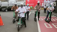 Menteri Perhubungan Budi Karya Sumadi (depan) saat menjajal GrabWheels di Kemenhub, Jakarta, Kamis (13/8/2020). Polda Metro Jaya akan memantau aspek keamanan GrabWheels di 7 lokasi seperti di Thamrin 10, Kuningan City, Gedung BRI 2 hingga kawasan Blok M. (Liputan6.com/Fery Pradolo)