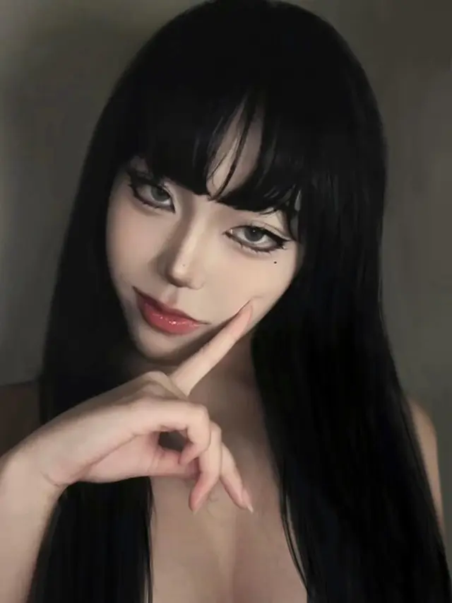 Seorang perempuan melakukan cosplay karakter Tomie (Foto Dok: Instagram/_yuokko)