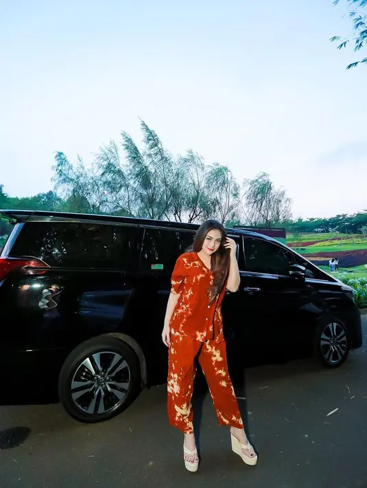 Menurut Celine, tidak ada salahnya jika ia mempelajari tentang agama Islam. Ia juga mengaku telah mengenal lama seorang ustad Riza, jadi ia banyak bertanya kepada beliau. (Instagram/celine_evangelista)