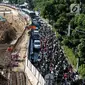 Pengendara terjebak kemacetan di samping proyek pembangunan underpass Mampang, Jakarta, Senin (6/11). Gubernur DKI Jakarta Anies Baswedan mengatakan ada 10 proyek pembangunan infrastruktur yang menimbulkan kemacetan luar biasa. (Liputan6.com/JohanTallo)