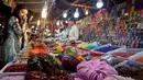 Seorang gadis muda Pakistan memilih perhiasan di sebuah pasar di Lahore, Selasa (12/6). Umat muslim di berbagai penjuru dunia sedang mempersiapkan untuk merayakan Idul Fitri, yang menandai berakhirnya bulan suci Ramadan. (AP/Anjum Naveed)