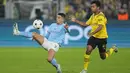 Bek Manchester City Joao Cancelo berebut bola dengan penyerang Borussia Dortmund Karim Adeyemi  pada matchday 5 Grup G Liga Champions 2022/2023 di Signal Iduna Park, Rabu (26/10/2022) dini hari WIB. Manchester City memastikan langkah ke fase gugur pertama atau babak 16 besar Liga Champions 2022/2023 usai bermain imbang. (AP Photo/Martin Meissner)