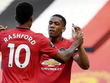 Penyerang Manchester United, Anthony Martial, melakukan selebrasi usai membobol gawang Sheffield United pada laga Premier League di Stadion Old Trafford, Rabu (24/6/2020). Manchester United menang dengan skor 3-0. (AP/Michael Regan)