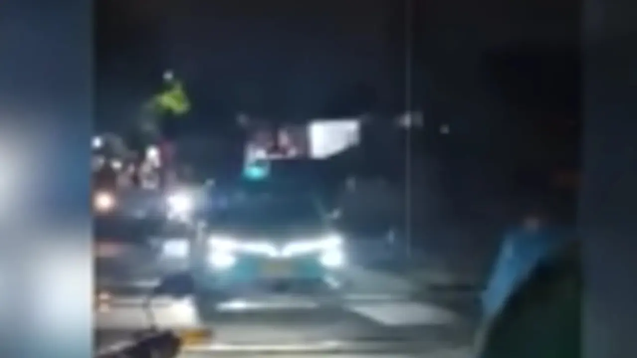 Viral sebuah taksi Green SM mogok di perlintasan kereta api dekat kawasan Bulak Kapal (Istimewa)