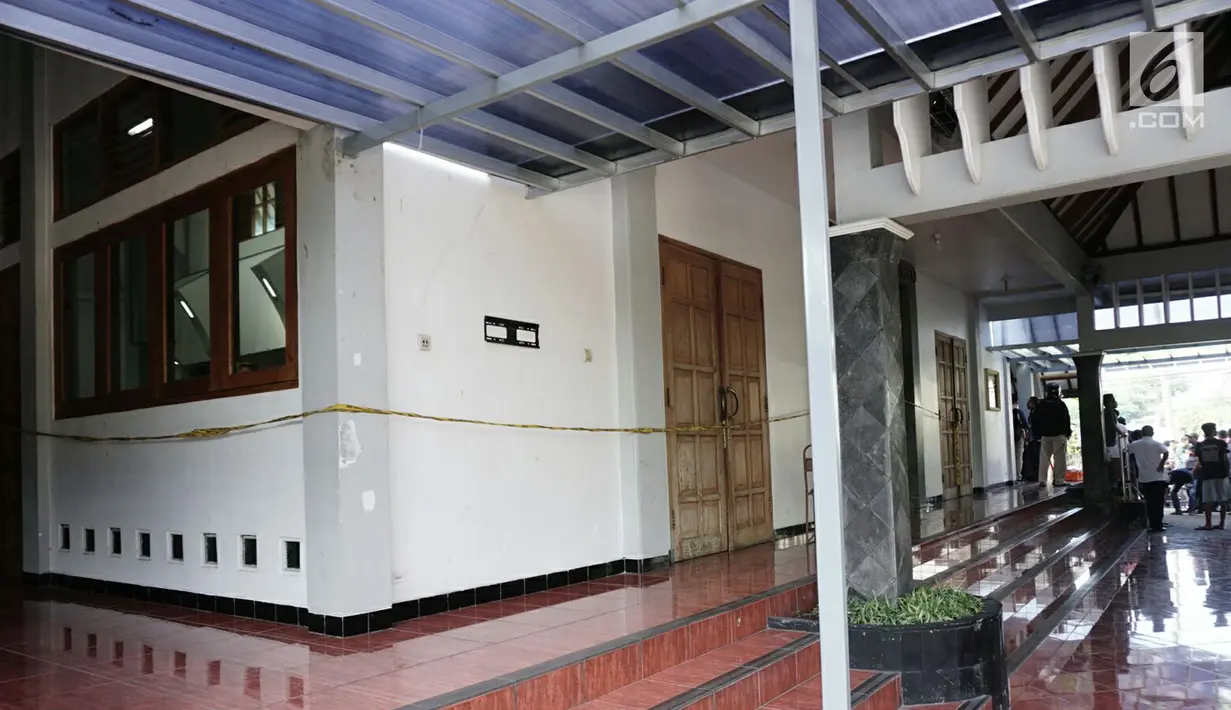 Suasana di luar ruangan usai penyerangan Gereja St Lidwina Bedog, Sleman, Yogyakarta, Minggu (11/2). Pelaku masuk Gereja St Lidwina Bedog dan menyerang umat. (Liputan6.com/Arya Manggala)