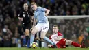 Aksi pemain Manchester City, Kevin De Bruyne (kiri) melewati adangan pemain West Bromwich Albion, James McClean pada lanjutan Premier League di The Etihad Stadium, Manchester, (31/1/2018). Manchester City menang 3-0. (Martin Rickett/PA via AP)