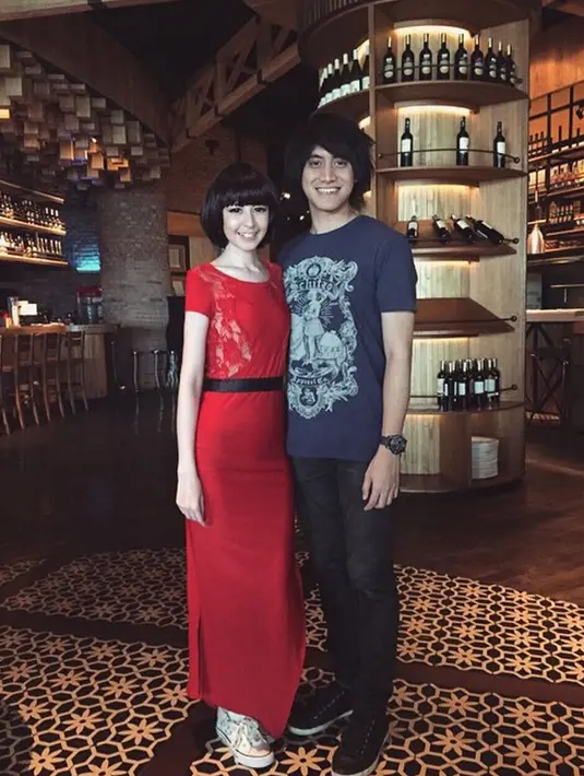 Musisi tampan, Kevin Aprilio bersama sang pacar Naomi Lee tersenyum saat difoto. (instagram.com/naomisquirrel)