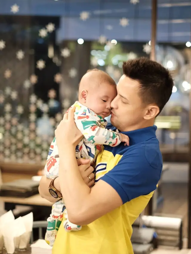 Jarang Terekspos, Ini 6 Momen Manis Lucky Perdana dan Buah Hati