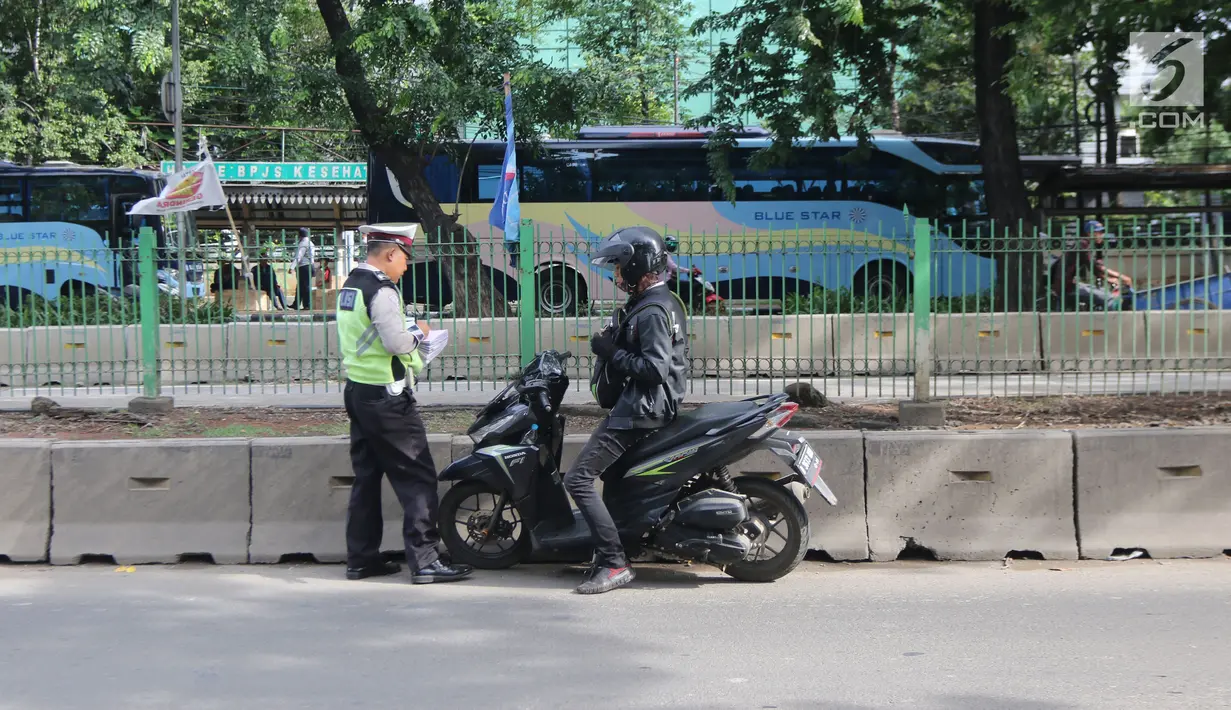 Polisi memeriksa kelengkapan surat-surat pengendara bermotor saat Operasi Keselamatan Jaya 2018  di Jalan Letjen Suprapto, Jakarta, Senin (5/3). Operasi Keselamatan Jaya ini diisi 80 persen kegiatan preemtif dan preventif. (Liputan6.com/Arya Manggala)