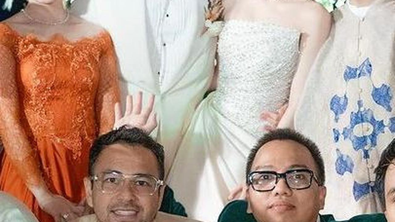 Raffi menjadi bagian penting di pernikahan Mahalini dan Rizky. Saat acara di Jakarta, artis serba bisa ini menjadi MC gratis sebagai kado pernikahan.