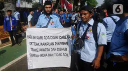 Jalan di depan kantor Balai Kota telah diduduki oleh massa berseragam biru khas Jaklingko. (merdeka.com/Arie Basuki)