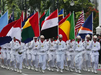 Pasukan TNI membawa bendera mengawali sesi Historical Walk dalam rangkaian Peringatan ke-60 tahun Konferensi Asia Afrika 2015, di Jalan Asia Afrika, Bandung, Jumat (24/4). (Liputan6.com/Herman Zakharia)