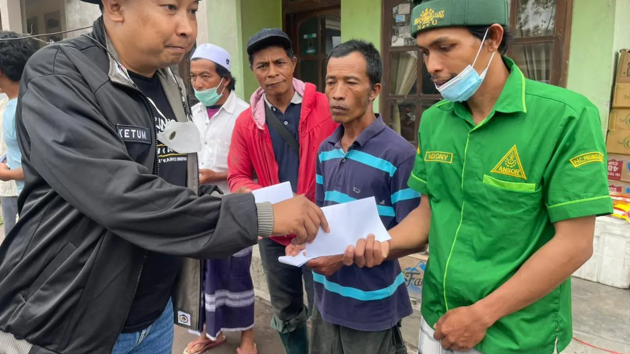 Ketua Umum Ikawiga dan juga Japnas Jatim Supriyadi menyerahkan donasi untuk warga kobran Semeru. (Istimewa)