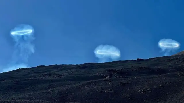 Gunung Api Keluarkan Asap Cincin