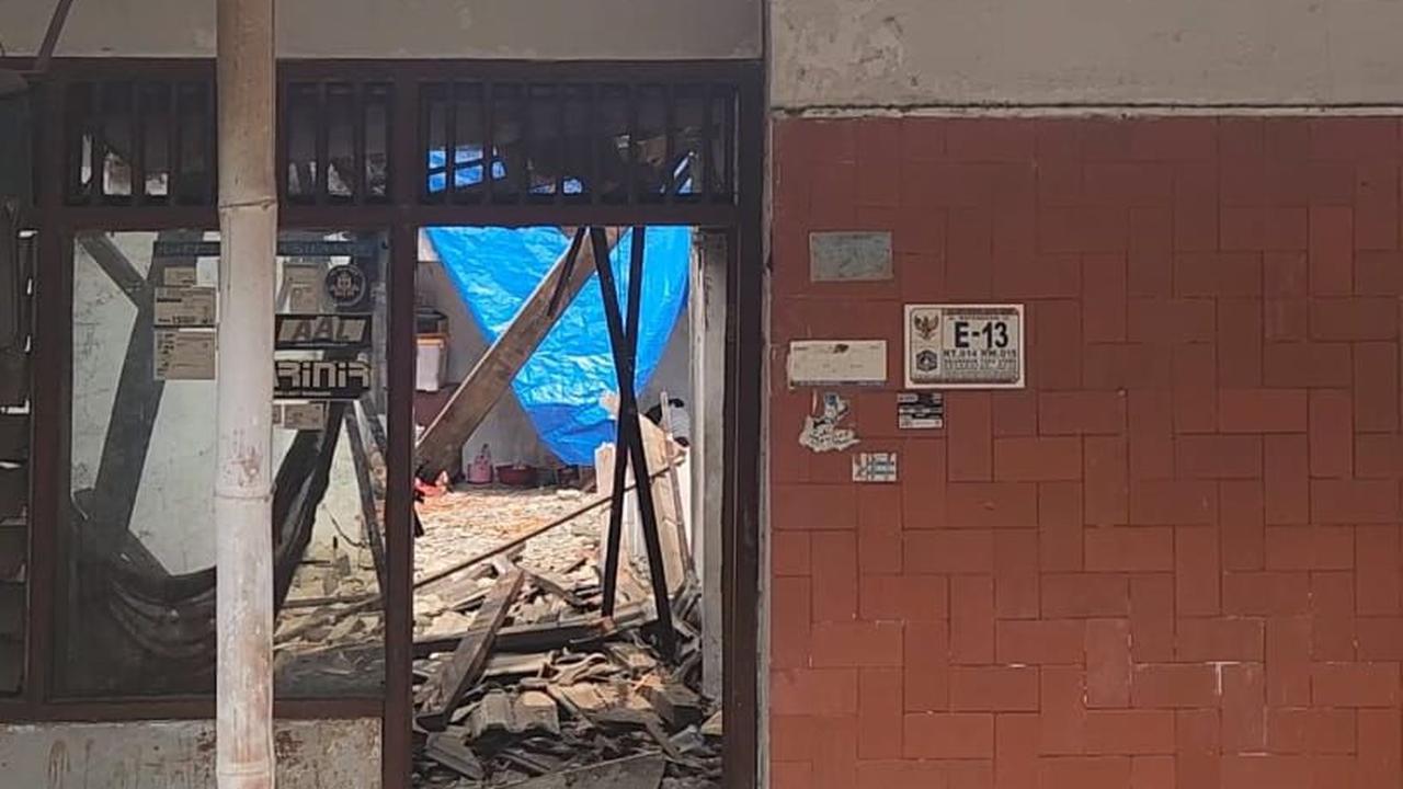 Kehidupan Putri selama ini turut diperhatikan tetangga. Dua bercerita dengan kondisi Putri yang depresi, para tetangga sering membantu untuk memenuhi kebutuhan sehari-hari. Mulai memberi makanan hingga air.