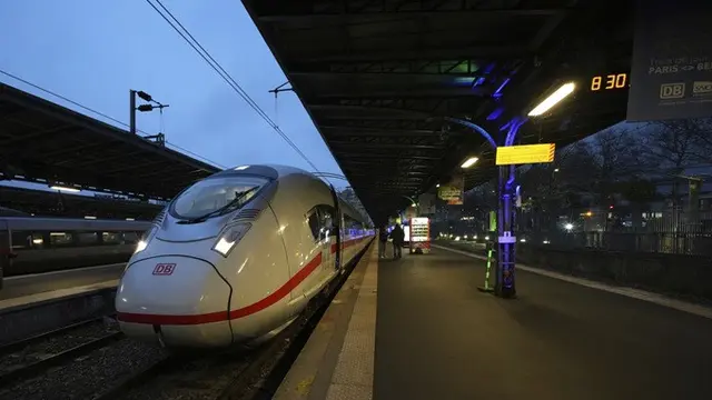 Kereta cepat pertama Paris-Berlin berada di peron pada Senin (16/12/2024) di Stasiun Gare de l'Est, Paris.