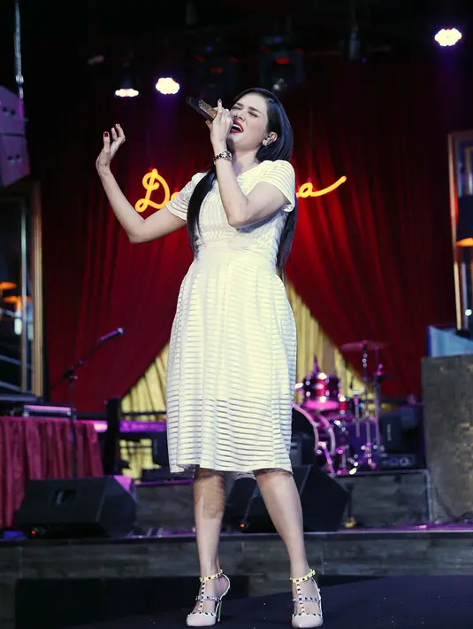 Mulan Jameela saat tampil di acara Media & Partner GP Records, FX Sudirman, Jakarta Pusat, Kamis (7/4/2016) malam. (Nurwahyunan/Bintang.com)