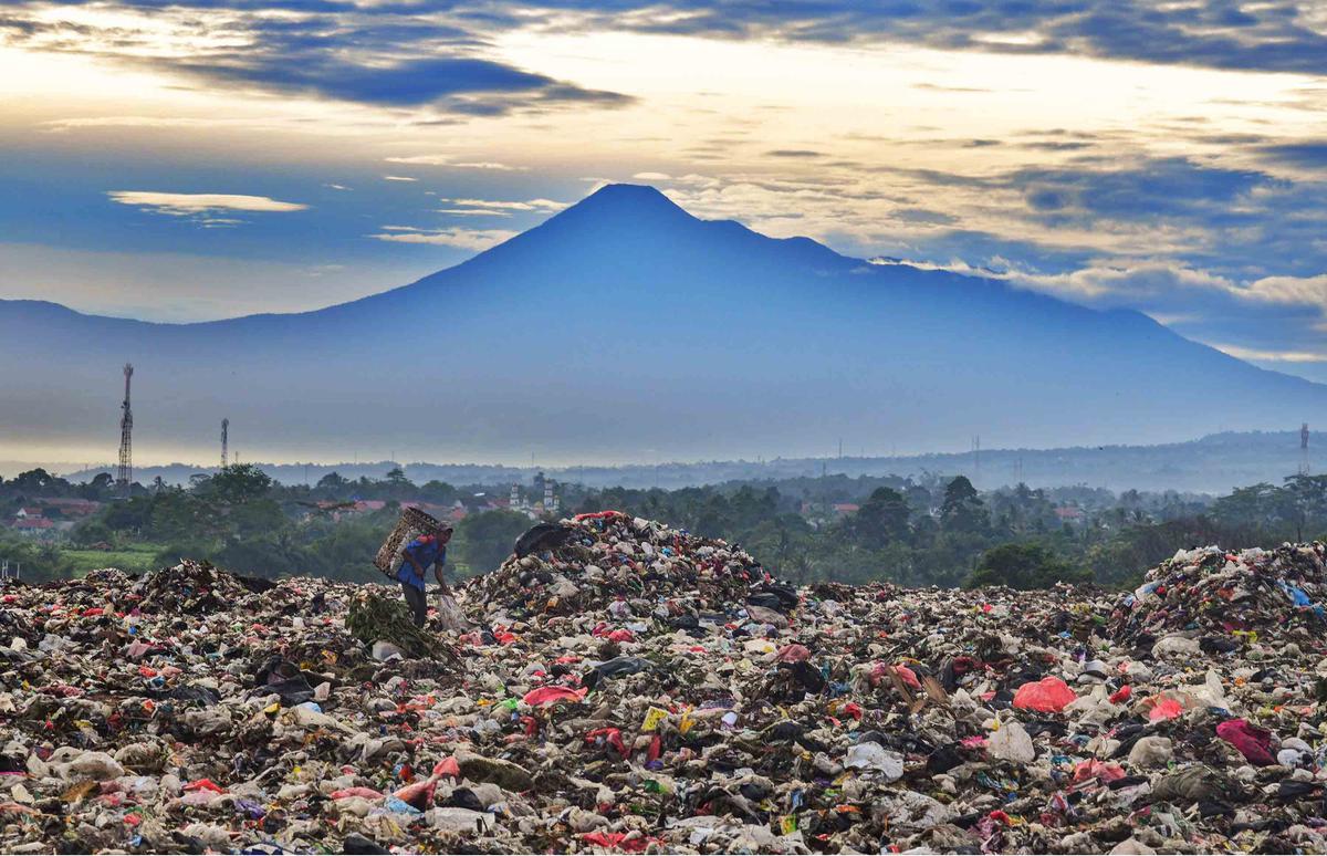 FOTO: TPA Galuga, Gunung Sampah di Tengah Keindahan Alam Bogor.