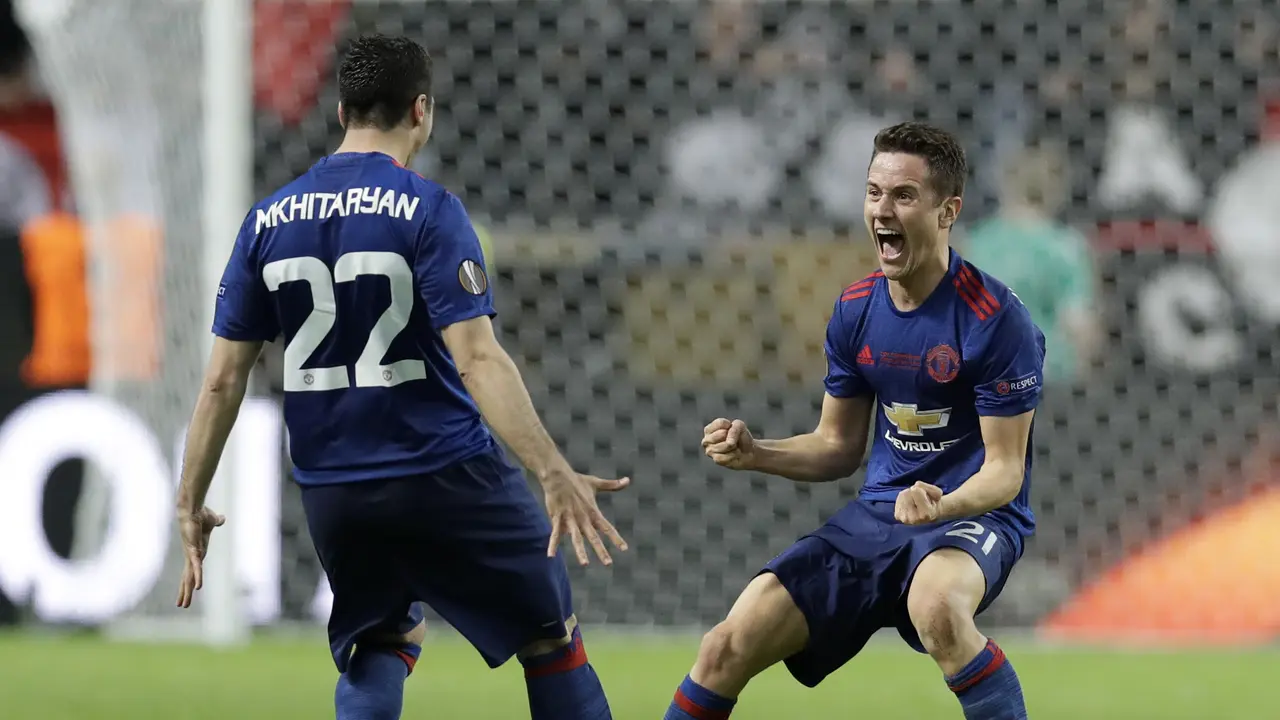 Gelandang Manchester United, Ander Herrera (kanan), rayakan gol Henrikh Mkhitaryan ke gawang Ajax Amsterdam pada final Liga Europa di Friends Arena, Stockholm, Sweden, Kamis (25/5/2017), dinihari WIB. Herrera jadi pemain terbaik laga tersebut. 