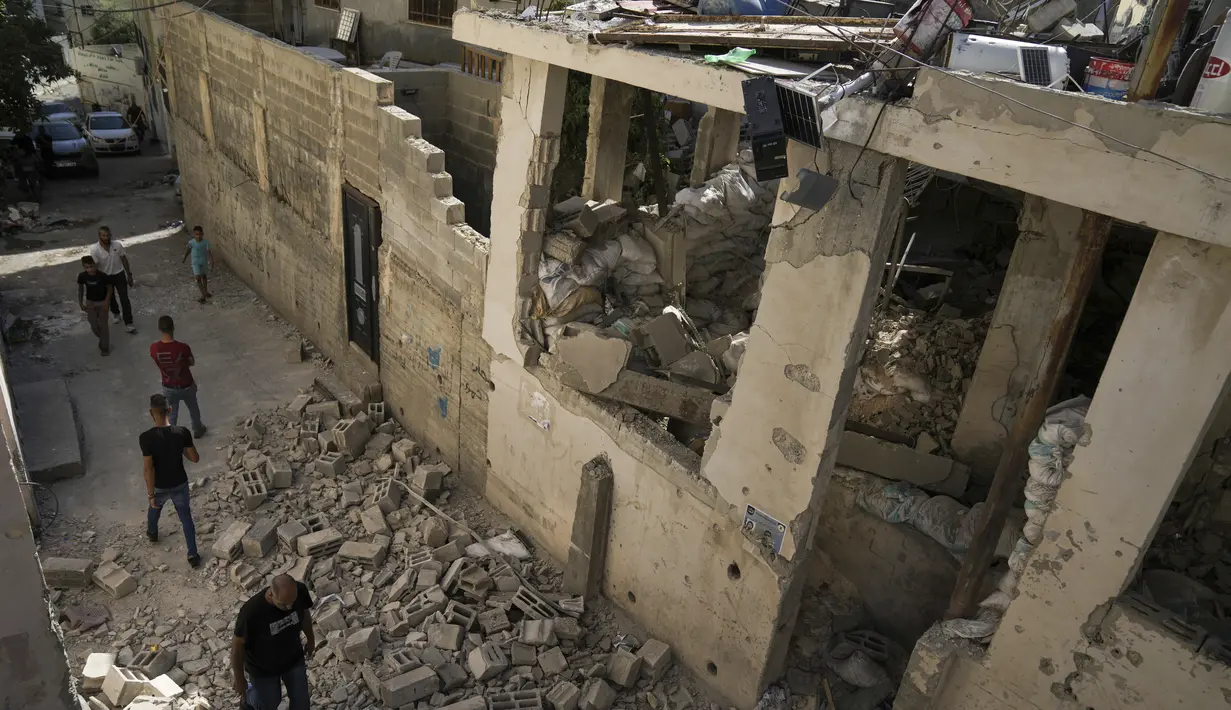 Operasi militer Israel tersebut telah mengusir ribuan orang dari rumah mereka dan meninggalkan banyak kerusakan setelahnya.(AP Photo/Nasser Nasser)