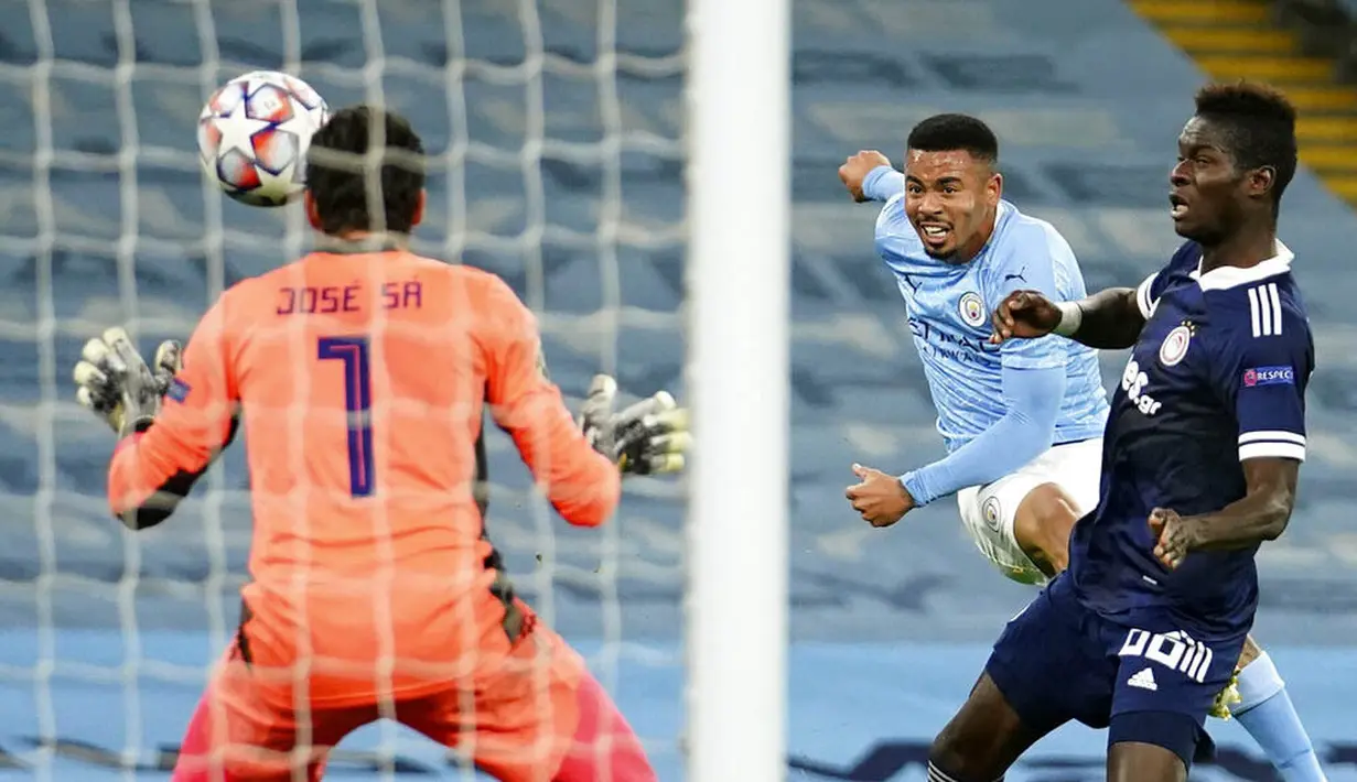 Striker Manchester City, Gabriel Jesus, melepaskan tendangan ke gawang Olympiakos pada laga Liga Champions di Stadion Etihad, Rabu (4/11/2020). Manchester City menang dengan skor 3-0. (AP/Dave Thompson)