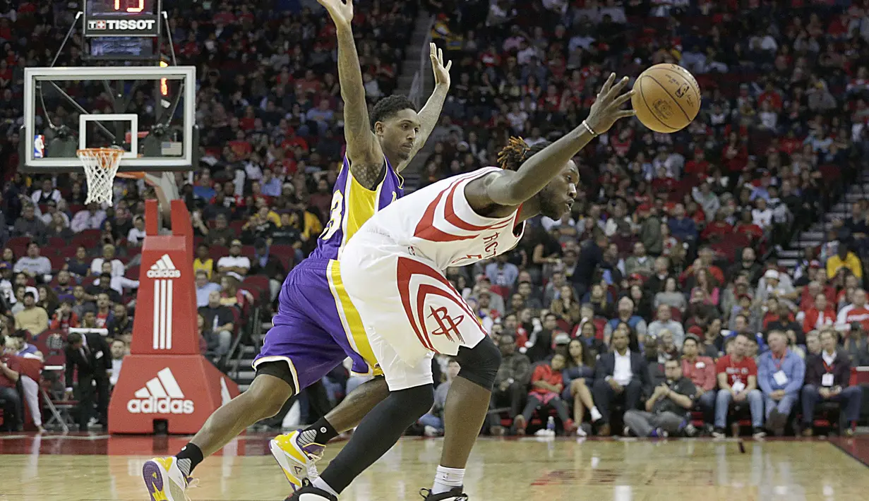 Pemain Houston Rockets,  Montrezl Harrell (kanan) mencoba melewati pemain Los Angeles Lakers, Louis Williams (kiri) pada laga NBA di Toyota Center, Houston, (08/12/2016).  (Reuters/Thomas B. Shea-USA TODAY Sports)